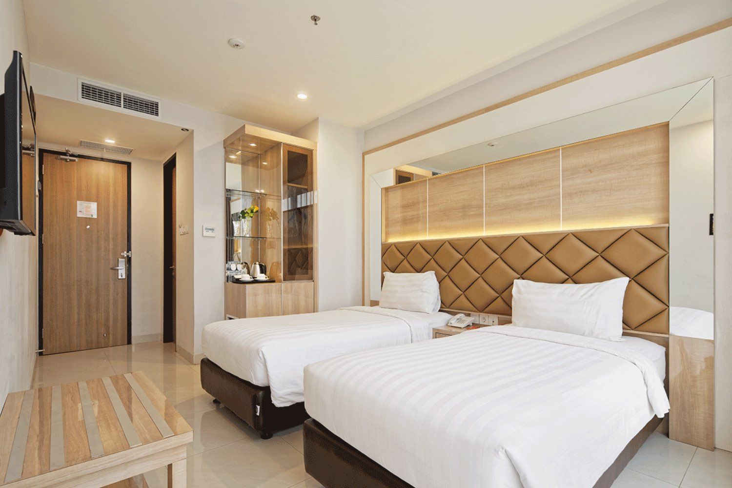 Otel.com hero banner